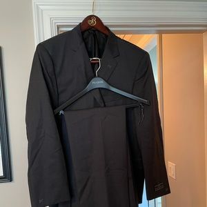 Men’s Jos A Bank Reserve Gray Suit 46R - Brand New with Tags.